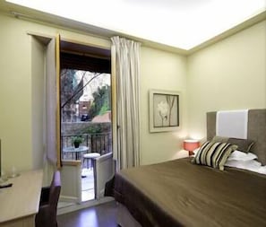 Roupas de cama premium, frigobar, cofres nos quartos, escrivaninha