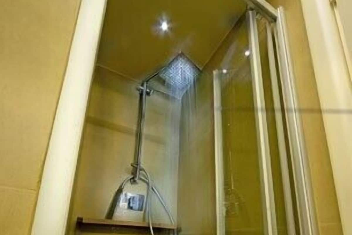 Deluxe Double Room | Bathroom shower