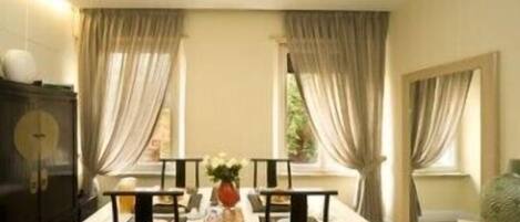 Petit déjeuner composé de spécialités régionales compris