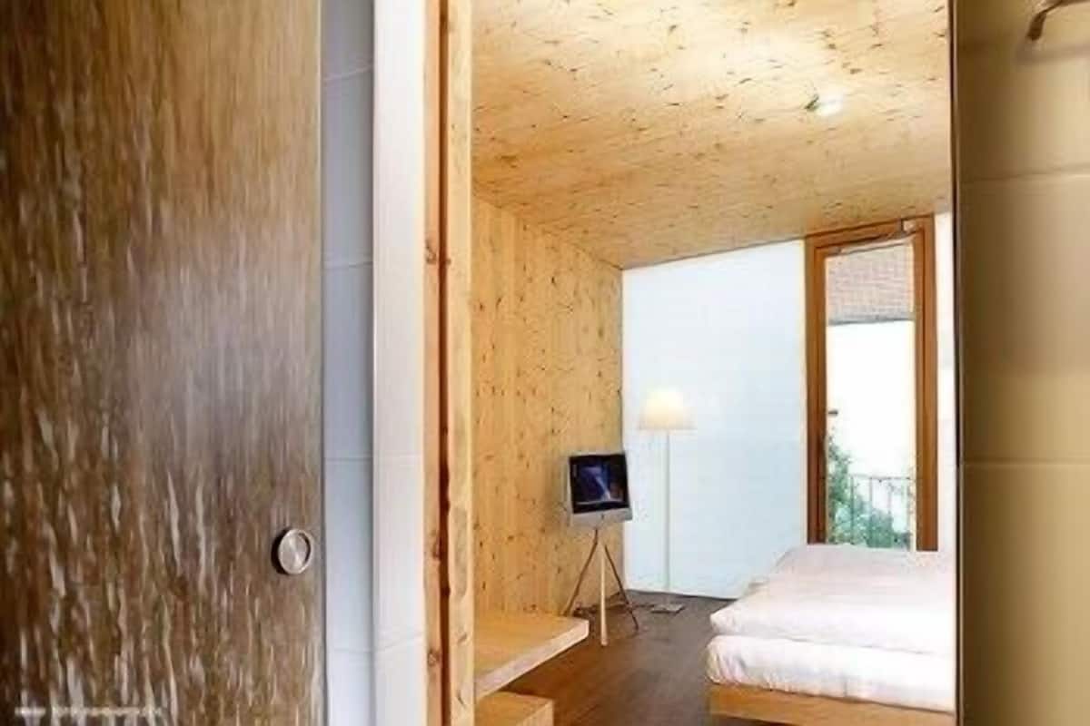 single room | desk, cots/infant beds, rollaway beds, free wifi