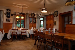 Breakfast, lunch, dinner served; German cuisine