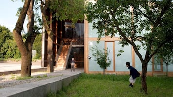 Un edificio moderno con fachada de madera y grandes ventanales.