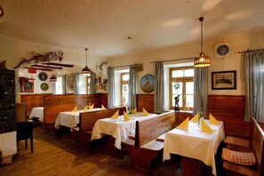 Serveert ontbijt, lunch, diner, Duitse gerechten 