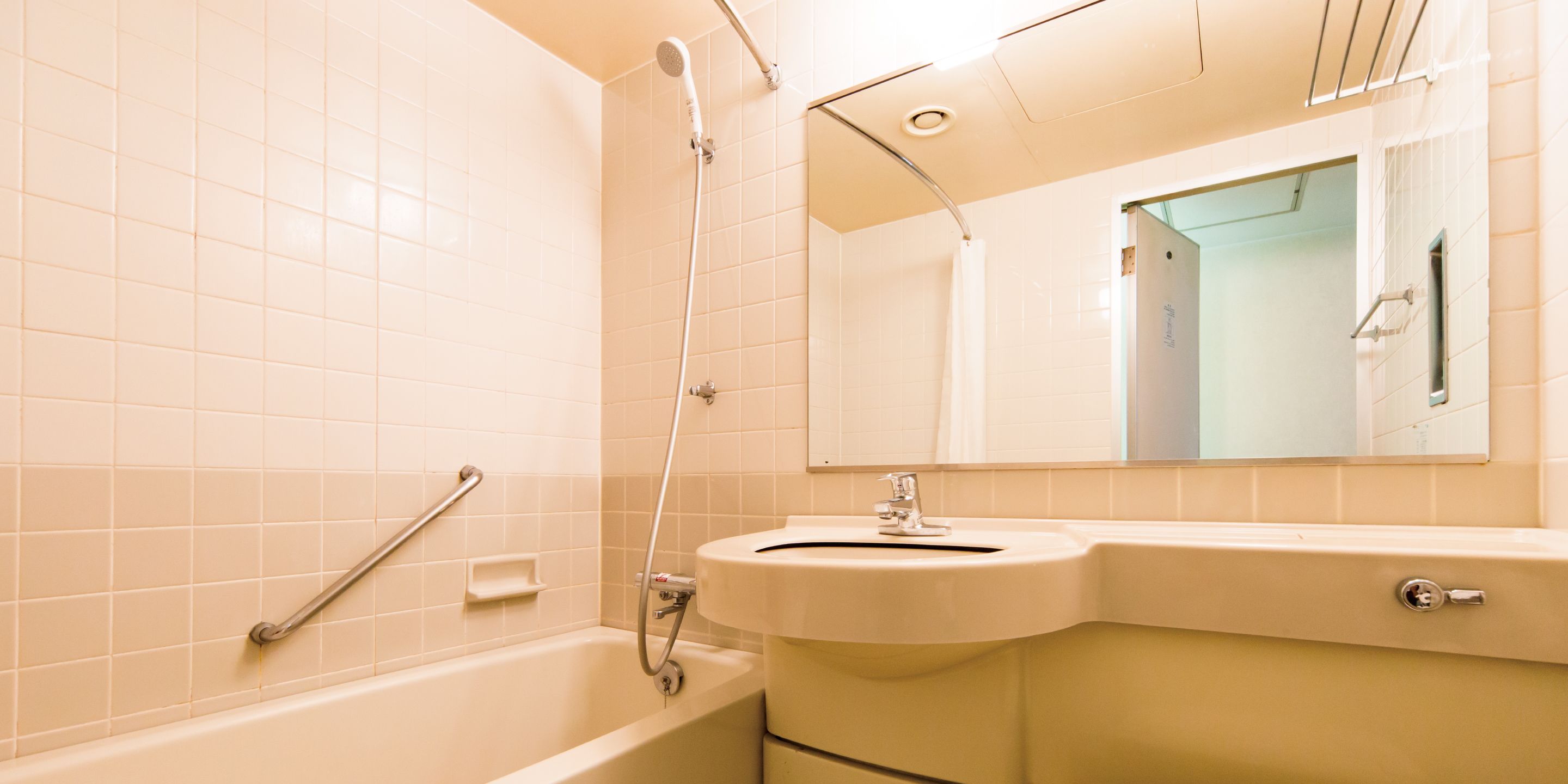 combined shower/bathtub, free toiletries, hair dryer, bathrobes