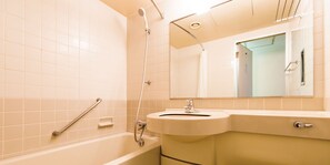 Kombination af bruser/badekar, gratis toiletartikler, hårtørrer