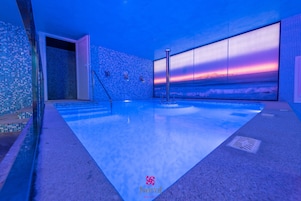 Salas de tratamientos para parejas, sauna, bañera de hidromasaje 