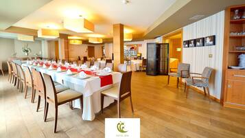 Se sirven comidas, cenas y brunch con mesas al aire libre