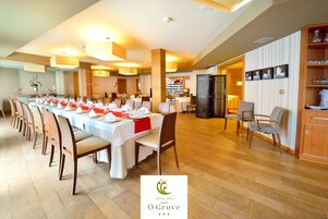 Se sirven almuerzos, cenas y brunch (con mesas al aire libre) 