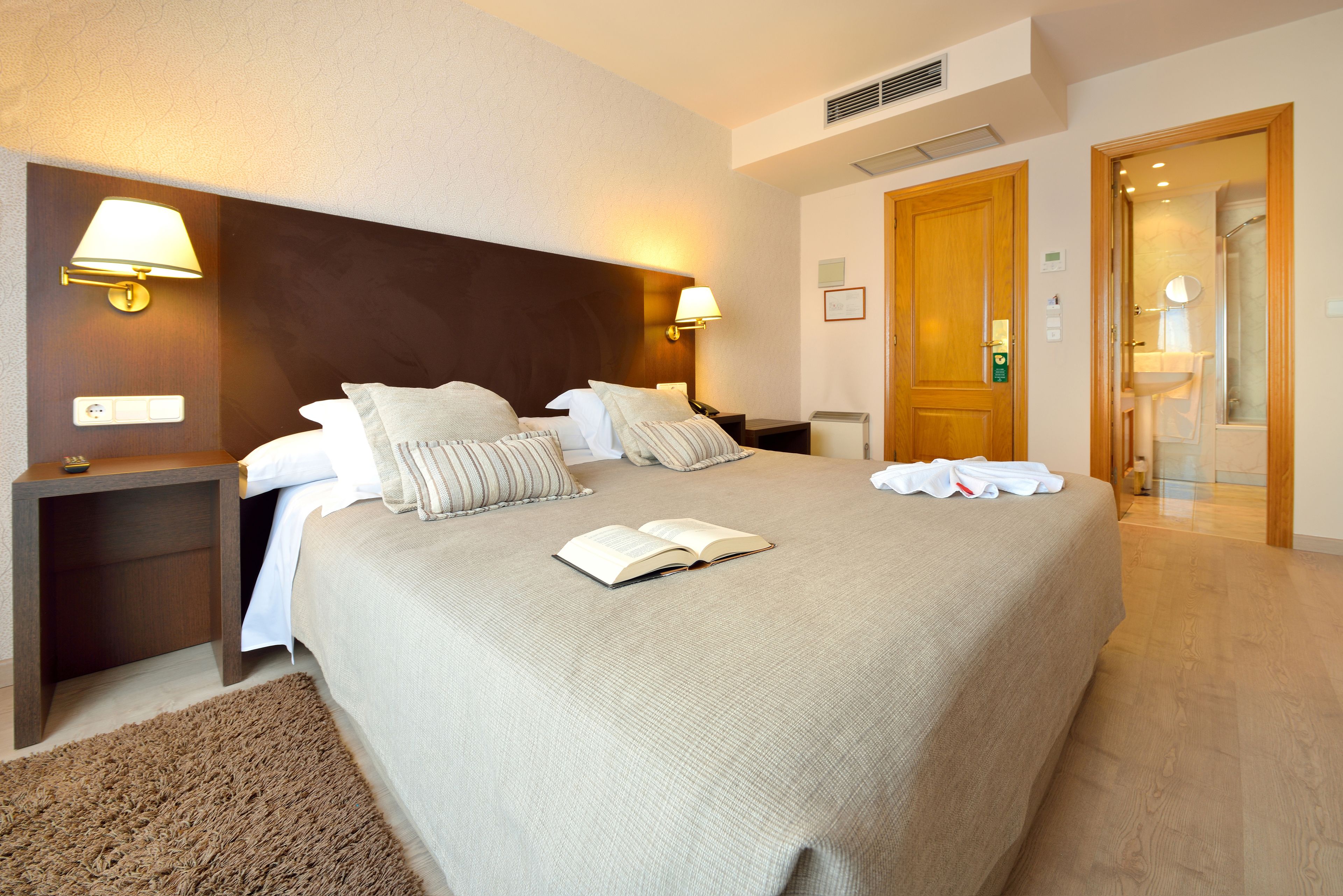 single room | 1 bedroom, minibar, in-room safe, desk