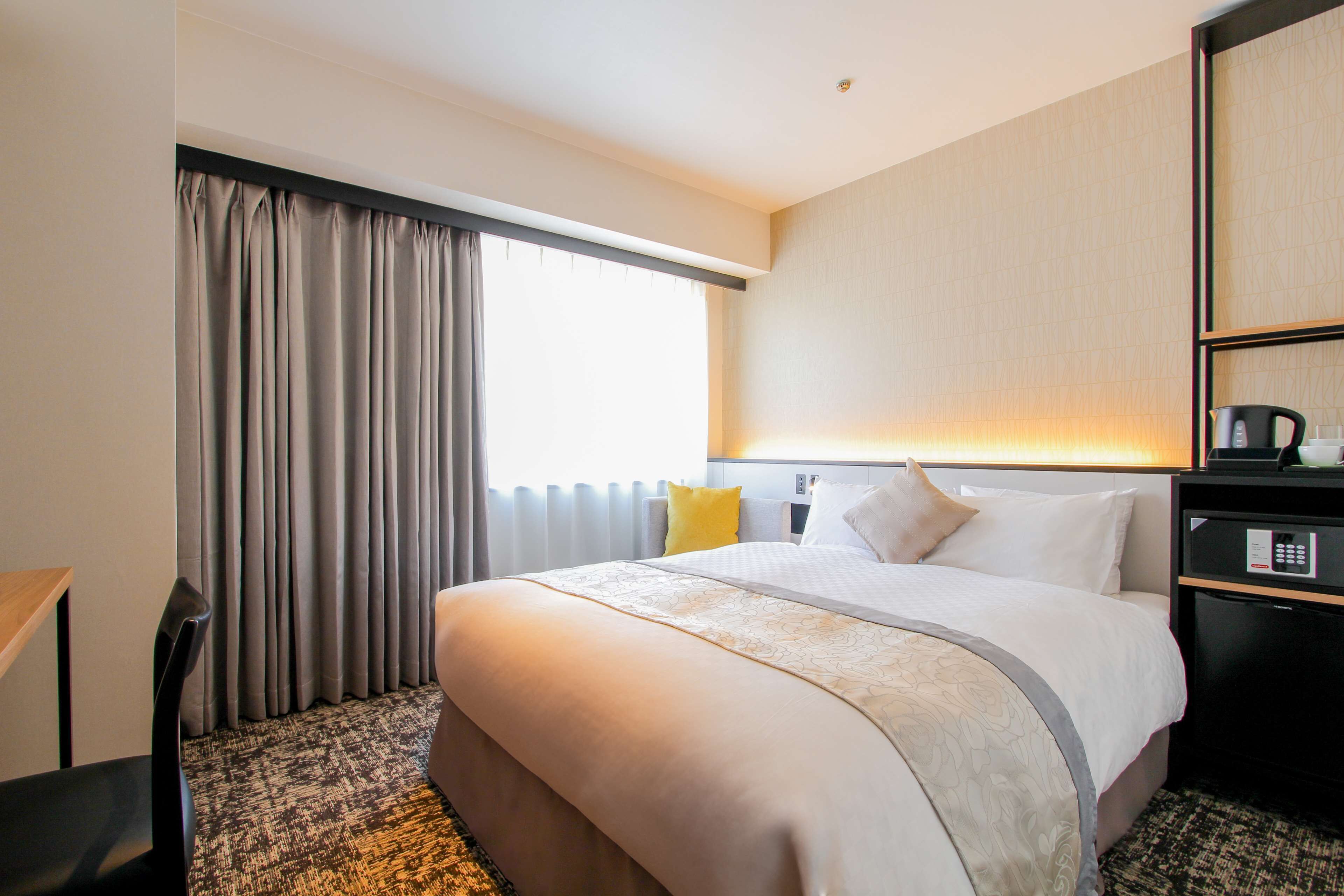 高級寝具、低反発ベッド、セーフティボックス (室内)、デスク