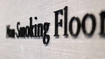A sign with the text "Non-Smoking Floor".