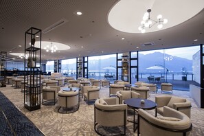 Lobby-lounge