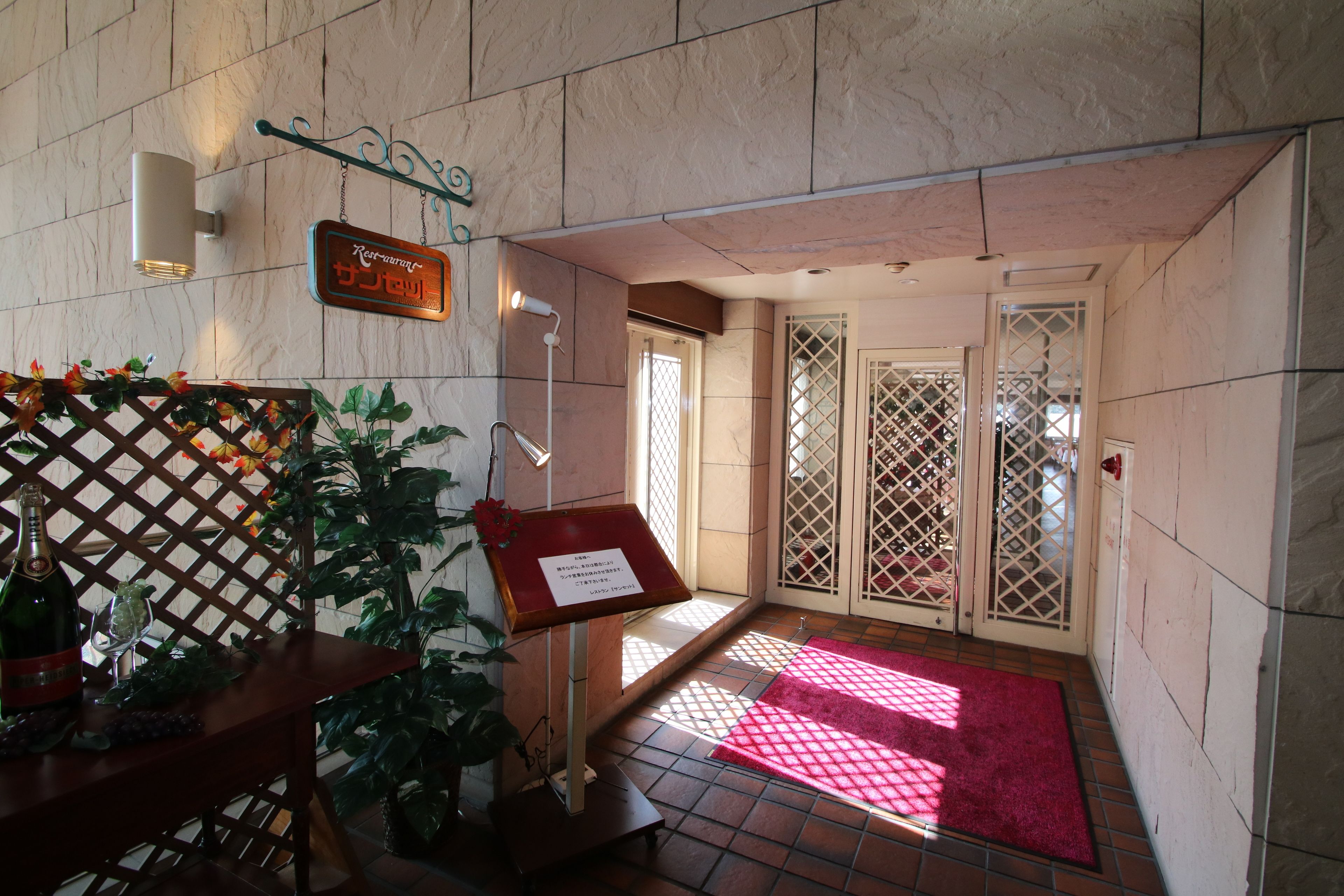 2 restaurants, breakfast, lunch, dinner served; japanese cuisine