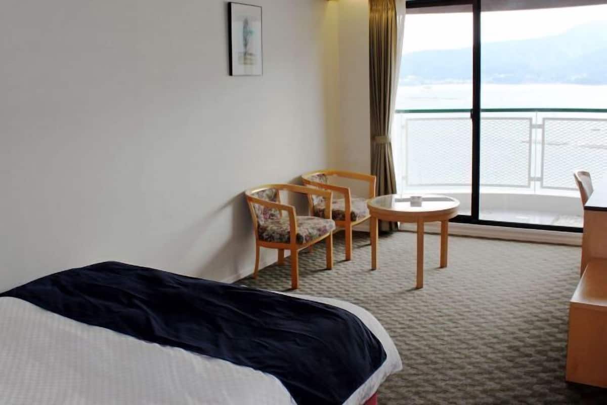 Peti besi dalam bilik, meja, seterika/papan seterika, Wi-fi percuma