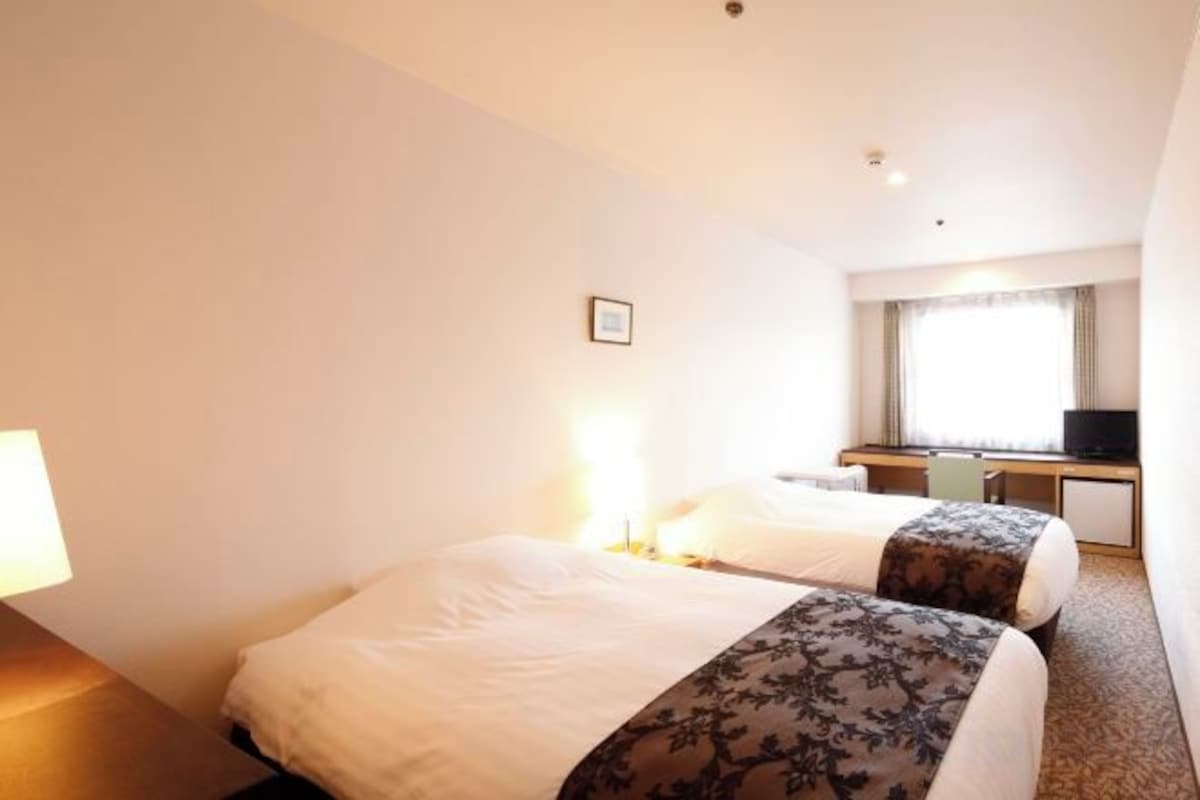 Standard Twin Room with Mountain View