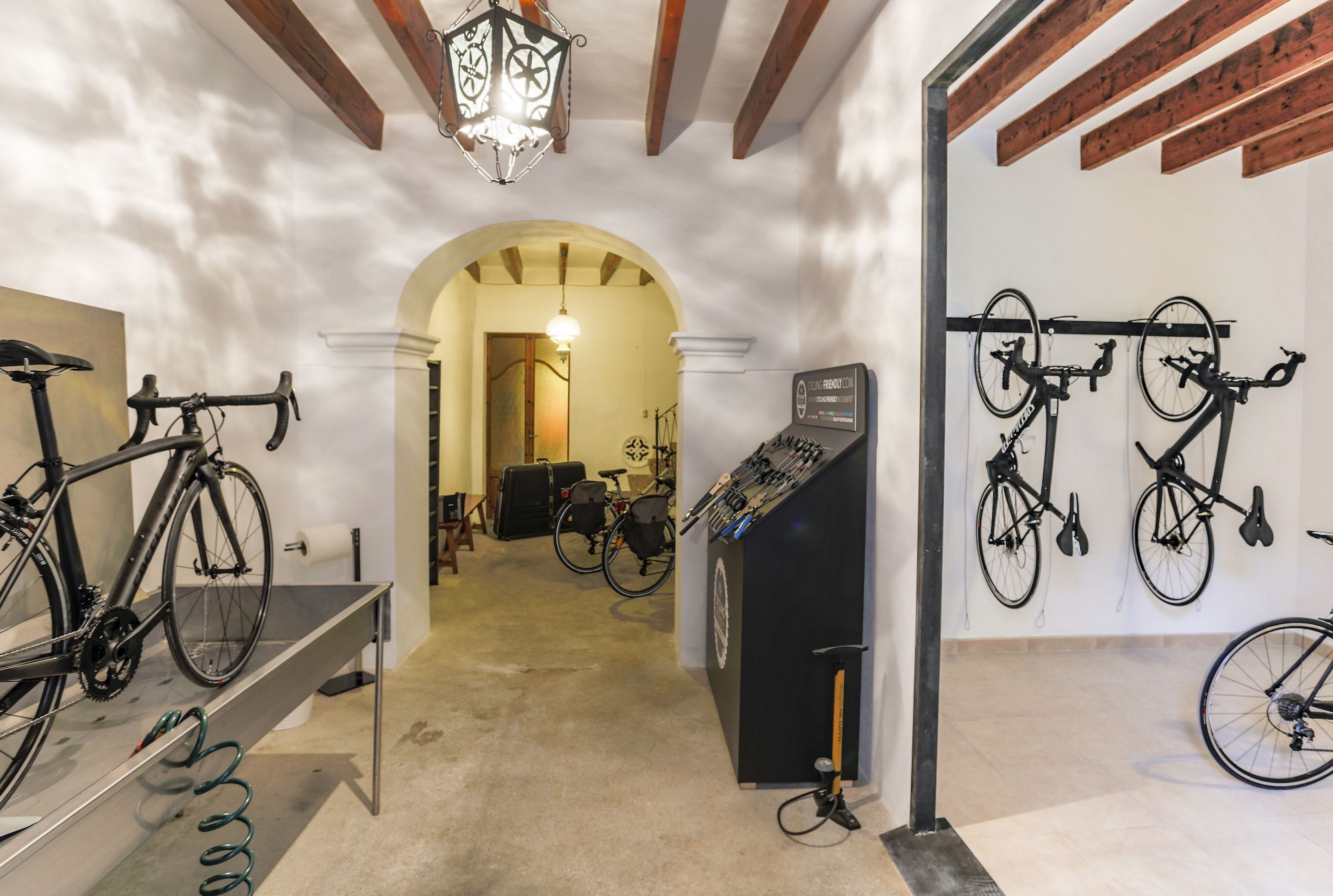 Un pasillo con bicicletas, una estación de alquiler de bicicletas y techo de madera.