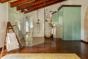 Suite, balkon | Badkamer | Gratis toiletartikelen, een haardroger, handdoeken