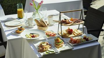 Dagelijks à-la-carte-ontbijt (EUR 15 per persoon)