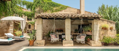Piscine extérieure, parasols de plage, chaises longues