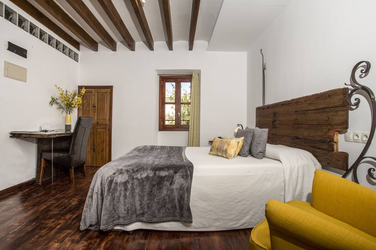 Eenvoudige kamer | 1 slaapkamer, luxe beddengoed, donsdekens, een minibar