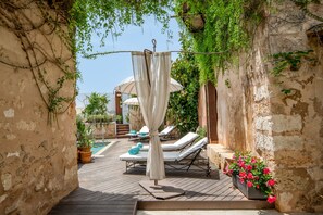 Outdoor pool, pool umbrellas, sun loungers - Hotel Can Joan Capó - Adults Only (Sineu)