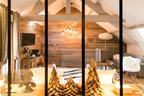Exclusive Suite, Hot Tub | Living area | Flat-screen TV - Les Jardins d'Epicure (Bray-et-Lu)