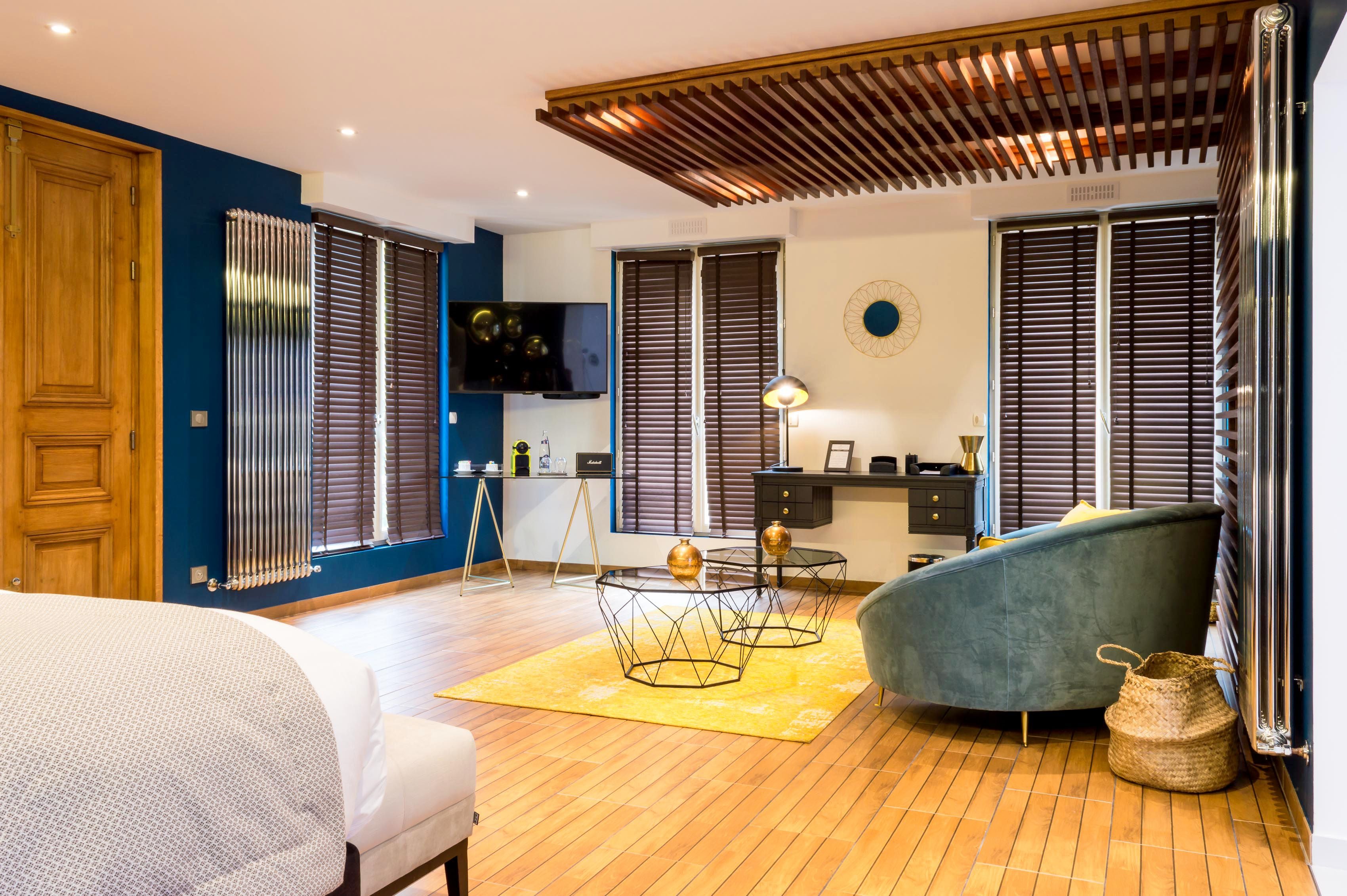 romantic suite, hot tub | living room | flat-screen tv