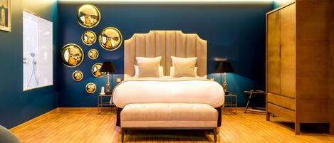 Un dormitorio con una cama grande, un armario y varios espejos en la pared.
