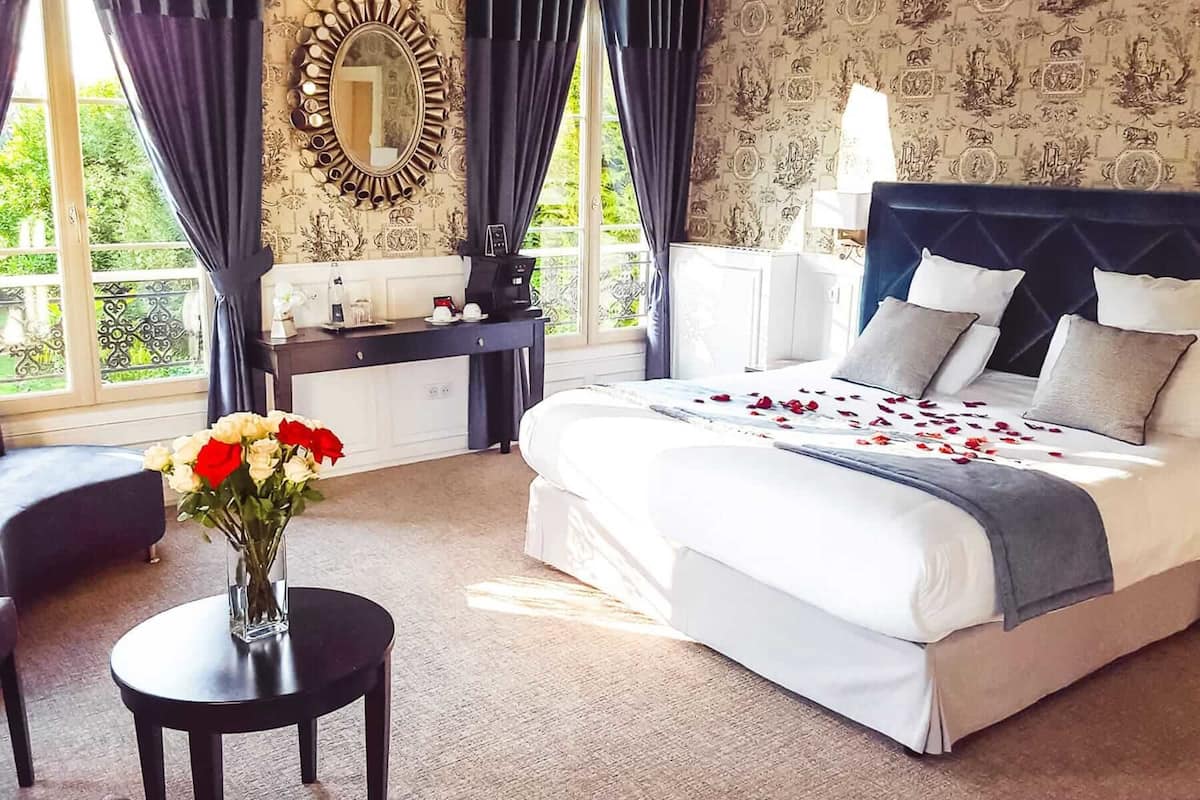 comfort suite, hot tub | individually decorated, desk, soundproofing, iron/ironing board