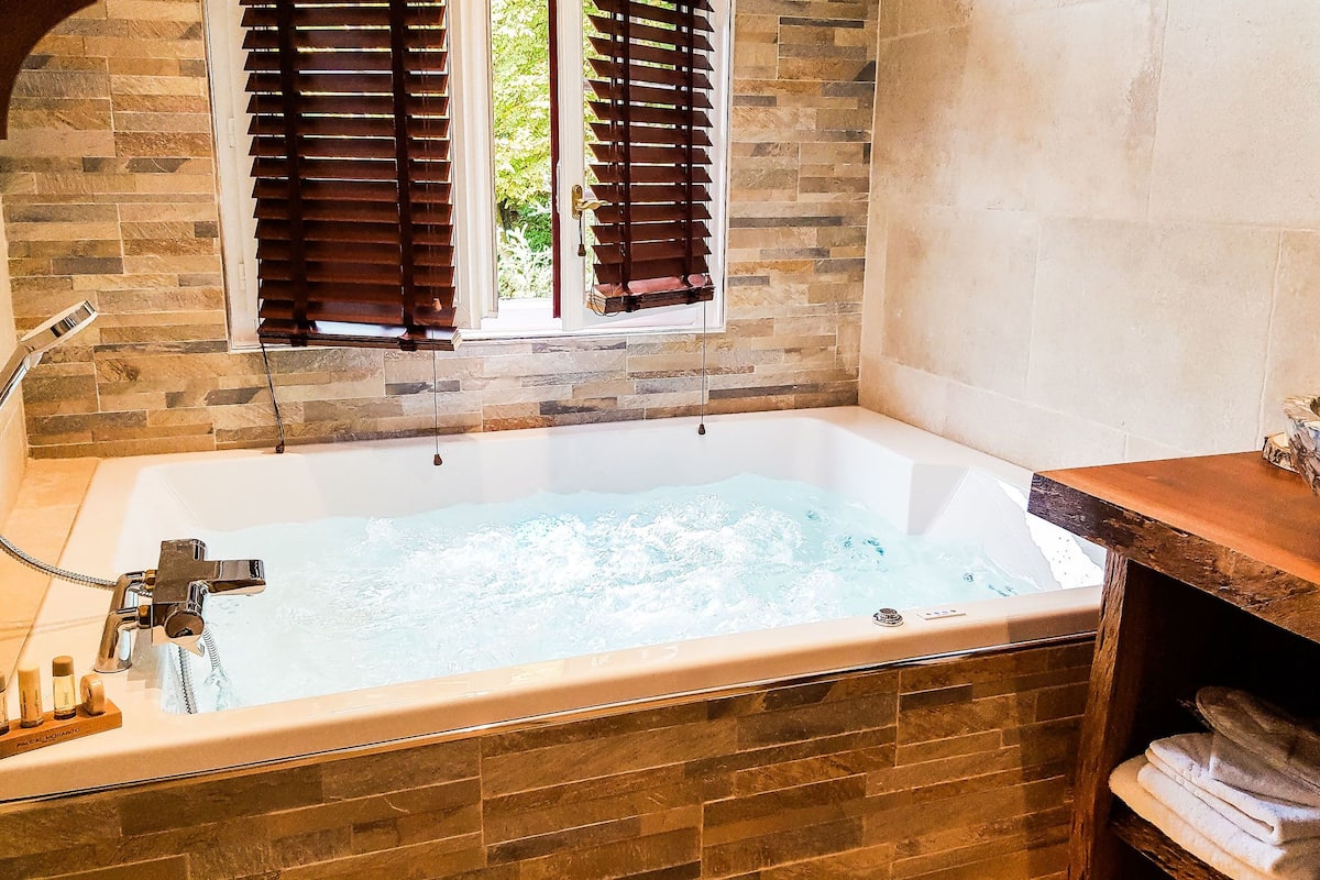 signature suite, hot tub | jetted bathtub