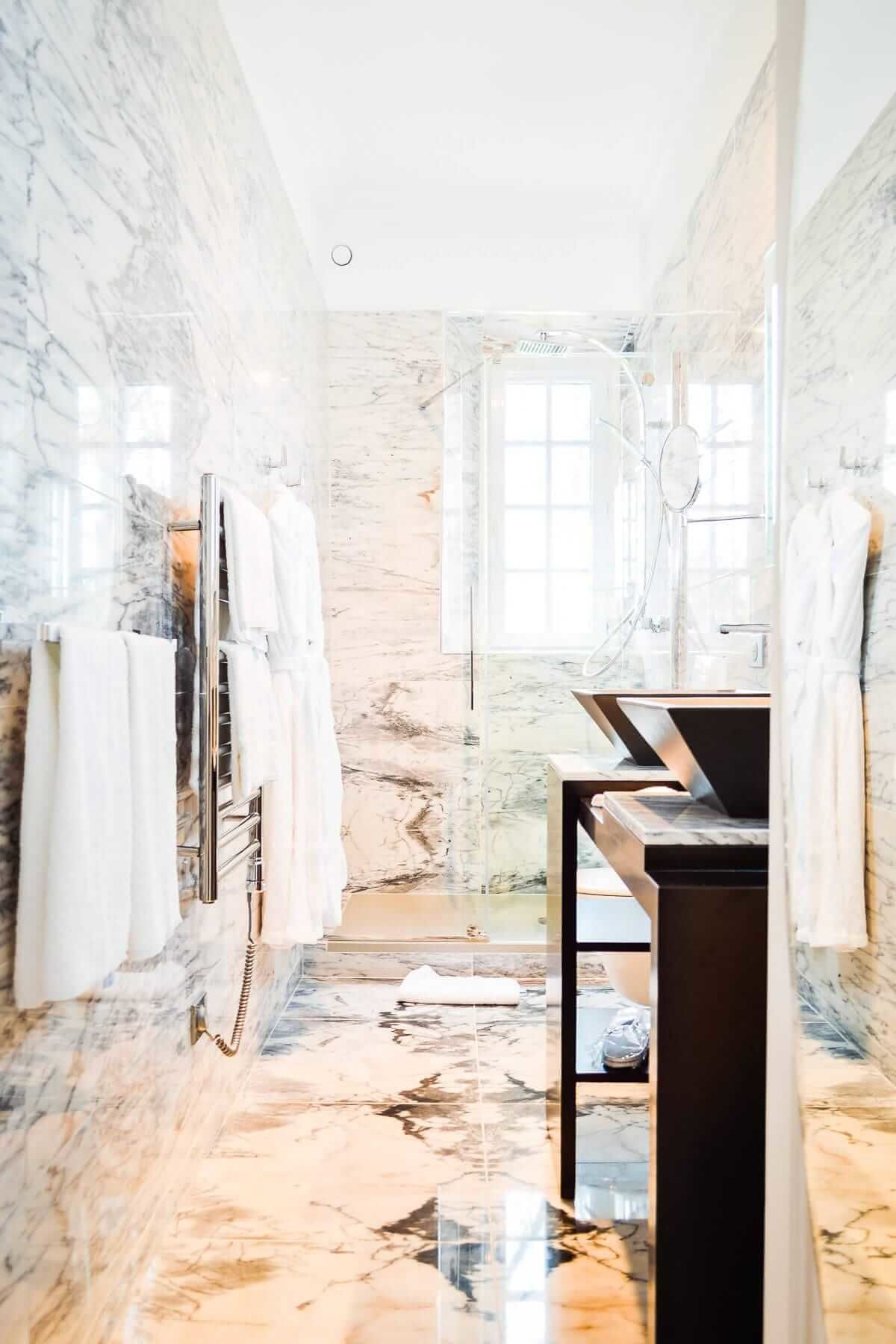 Quarto casal premium | Banheiro | Ducha de hidromassagem, produtos de toalete de grife, toalhas de banho 