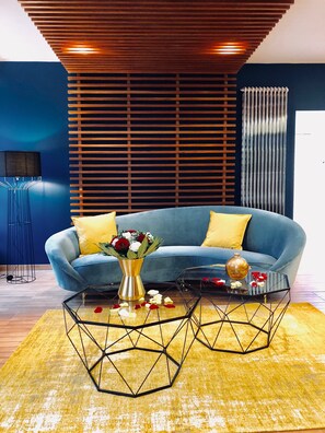 Romantic Suite, Hot Tub | Living area | Flat-screen TV - Les Jardins d'Epicure (Bray-et-Lu)