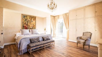 Premium Suite (Colette) | 1 bedroom, premium bedding, desk, free cribs/infant beds