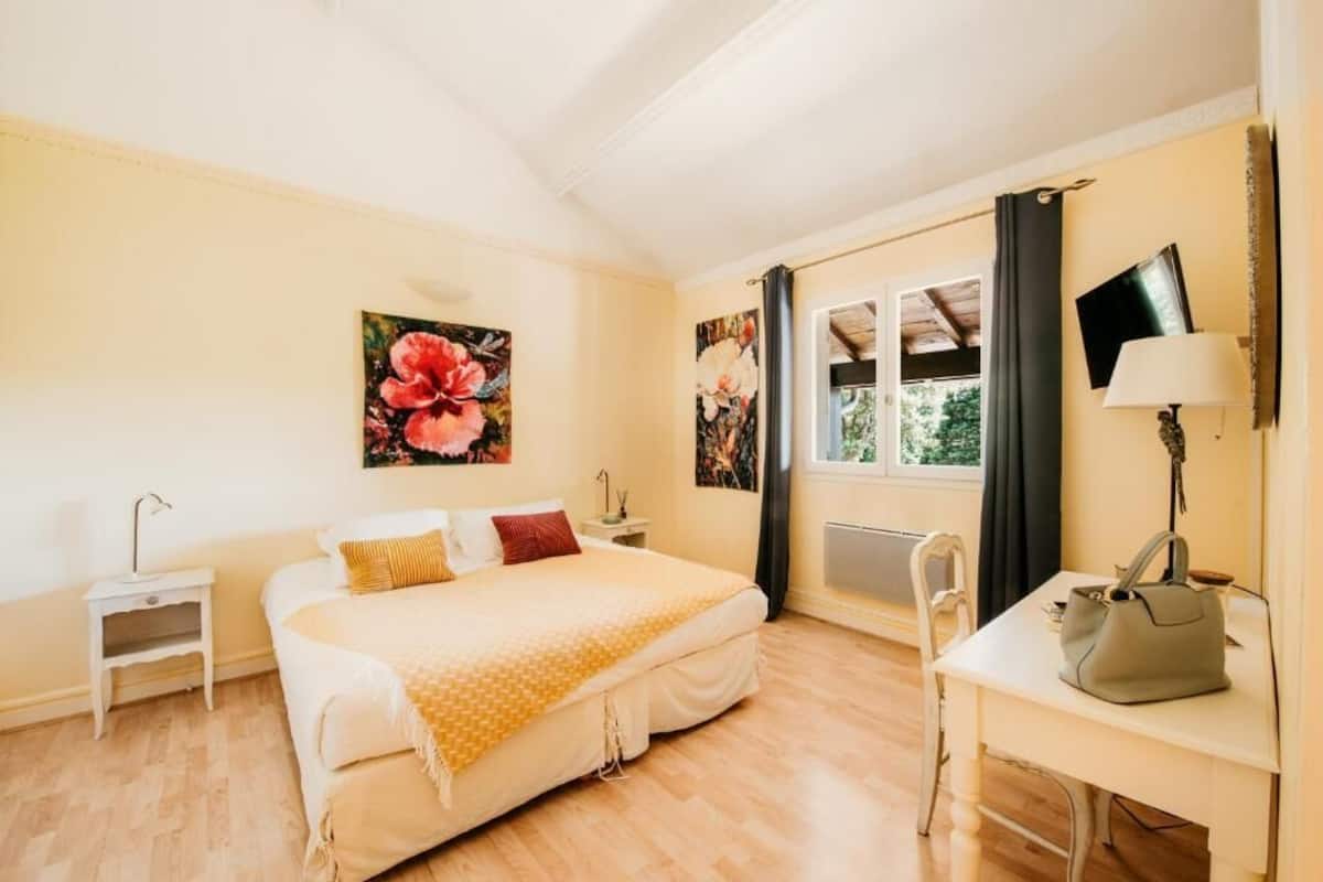 Room (Ceres) | Premium bedding, desk, cribs (free), WiFi (free)