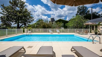 Piscine extérieure (ouverte en saison), parasols de plage