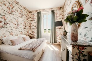 Room (Castle) | Premium bedding, desk, free cribs/infant beds, free WiFi - Château Meyre (Avensan)