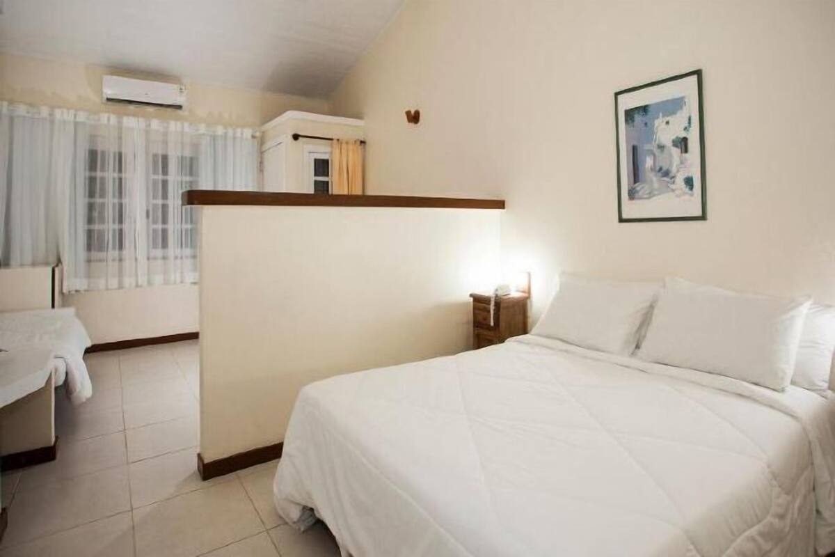 Minibar, caja de seguridad en la habitación, wifi gratis y ropa de cama