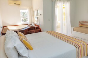 Minibar, caja de seguridad en la habitación, wifi gratis y ropa de cama