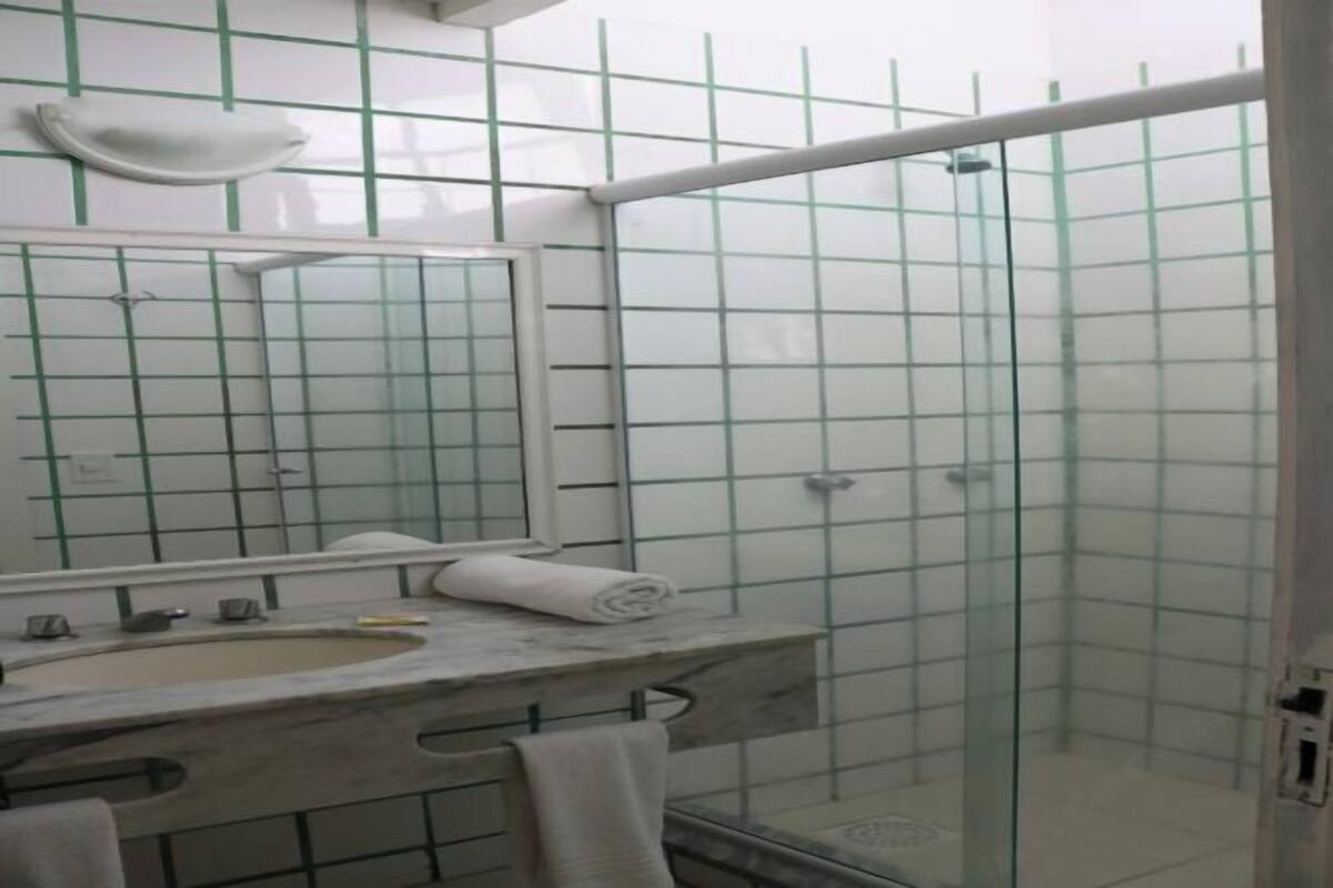 Regadera, amenidades de baño gratuitas, secadora de cabello, toallas