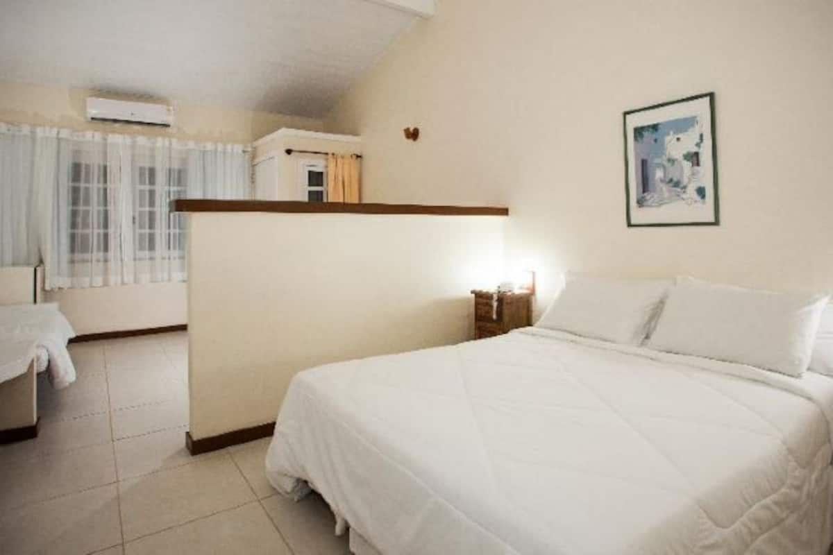 Minibar, caja de seguridad en la habitación, wifi gratis y ropa de cama