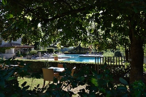 Seasonal outdoor pool, pool umbrellas, sun loungers - Hotel Charembeau (Forcalquier)