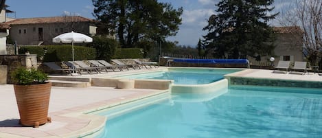 Sæsonbestemt udendørs pool, parasoller, liggestole