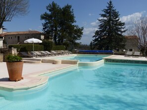 Seasonal outdoor pool, pool umbrellas, pool loungers - Hotel Charembeau (Forcalquier)