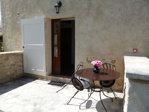 Comfort Room | Terrace/patio - Hotel Charembeau (Forcalquier)