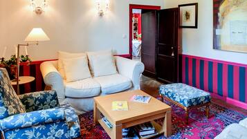 Coin salon dans le hall