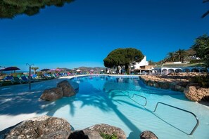 6 piscinas al aire libre, tumbonas