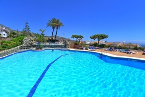 6 piscinas al aire libre, tumbonas
