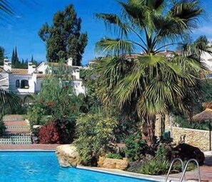6 piscinas al aire libre, tumbonas