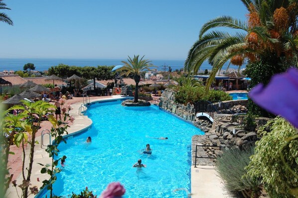 6 outdoor pools, pool loungers - El Capistrano Complejo de Apartamentos Turísticos (Nerja)