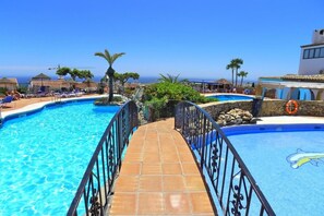6 piscinas al aire libre, tumbonas